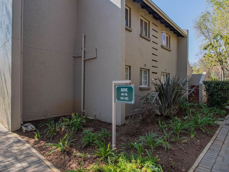 Modern Upstairs Apartment in Secure Boomed-Off Area – Safe, Stylish, and Convenient! - Photo 4