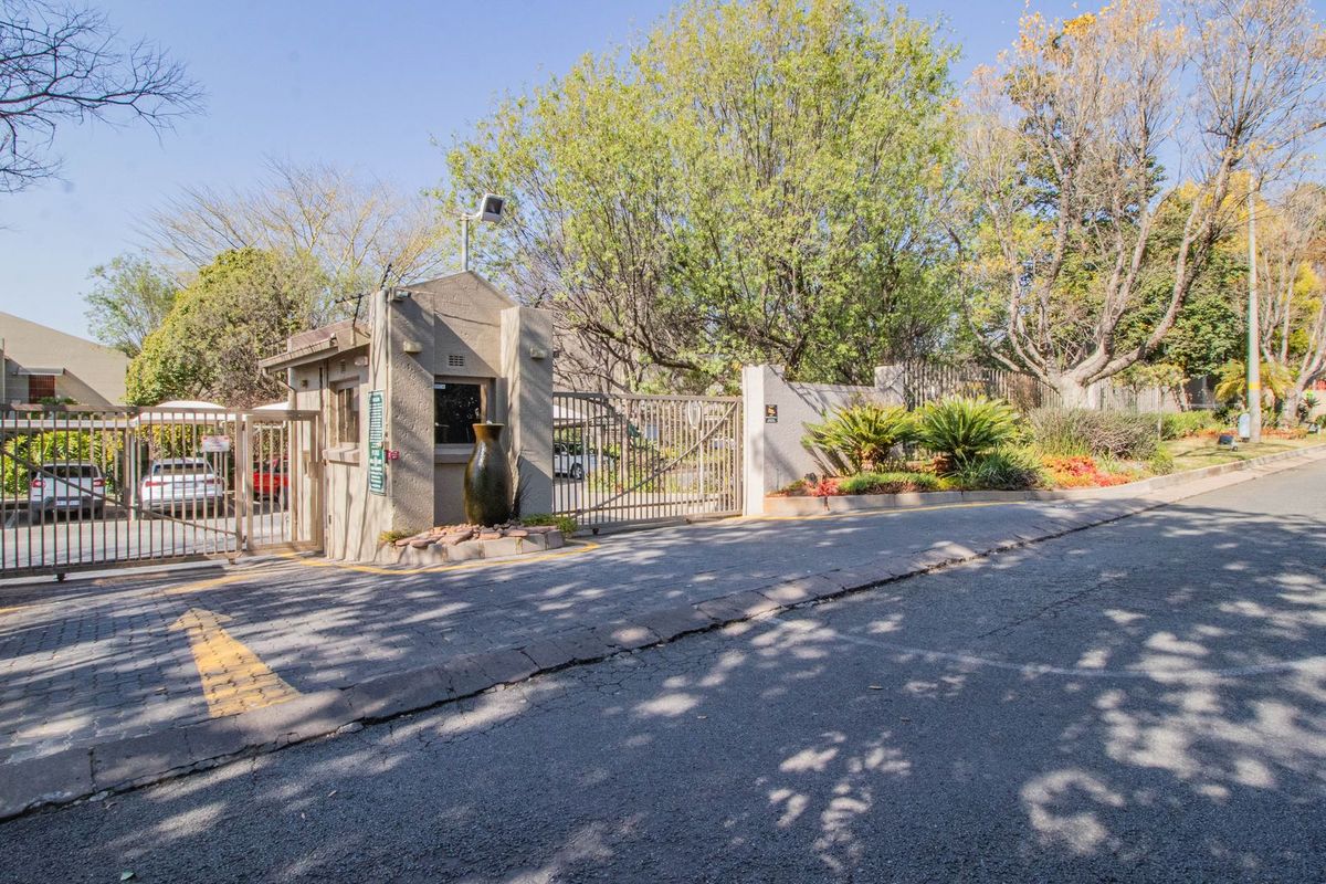 Modern Upstairs Apartment in Secure Boomed-Off Area – Safe, Stylish, and Convenient! - Photo 2