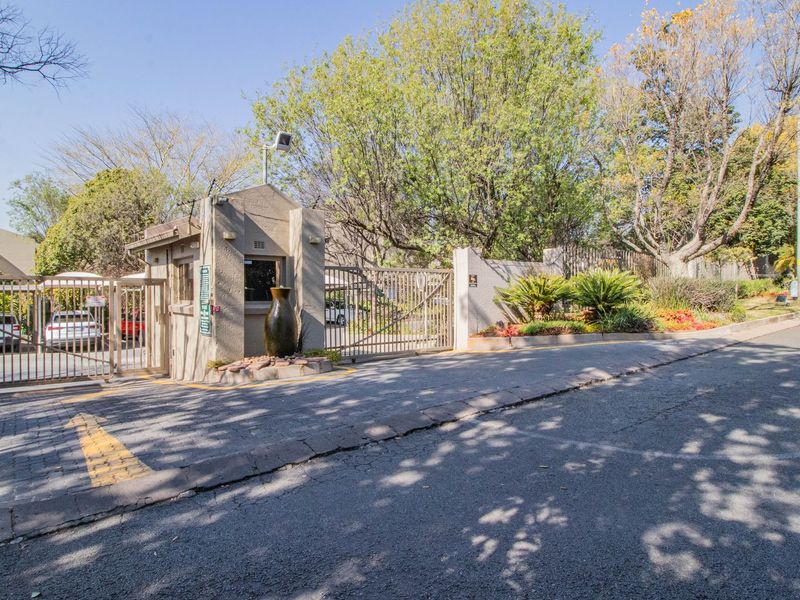Modern Upstairs Apartment in Secure Boomed-Off Area – Safe, Stylish, and Convenient! - Photo 2