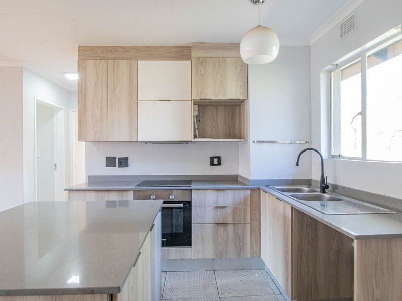 Modern Upstairs Apartment in Secure Boomed-Off Area – Safe, Stylish, and Convenient! - Photo 10