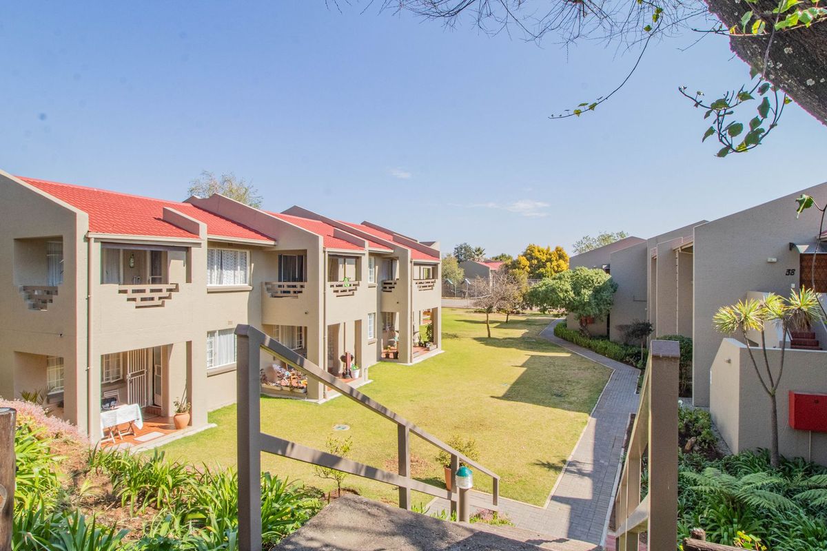 Modern Upstairs Apartment in Secure Boomed-Off Area – Safe, Stylish, and Convenient! - Photo 5