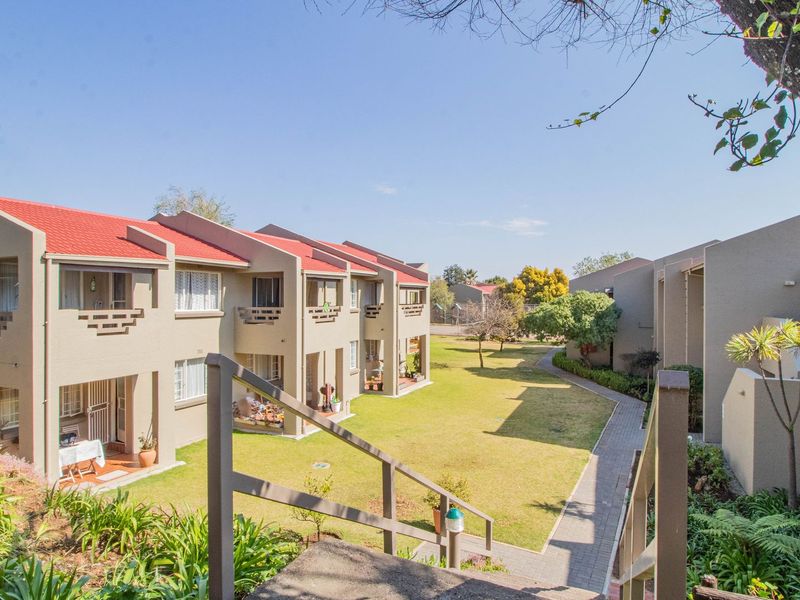 Modern Upstairs Apartment in Secure Boomed-Off Area – Safe, Stylish, and Convenient! - Photo 5