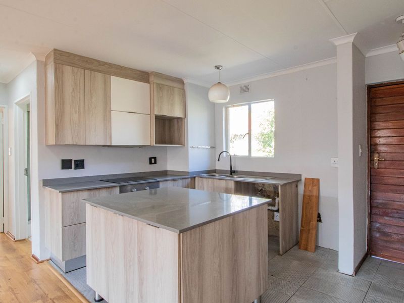 Modern Upstairs Apartment in Secure Boomed-Off Area – Safe, Stylish, and Convenient! - Photo 9