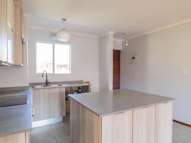 Modern Upstairs Apartment in Secure Boomed-Off Area – Safe, Stylish, and Convenient! - Photo 8