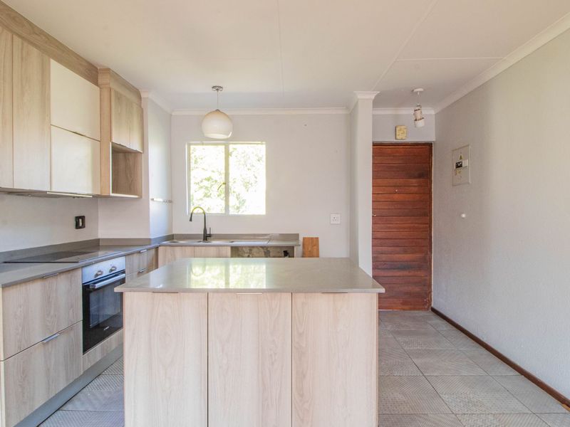 Modern Upstairs Apartment in Secure Boomed-Off Area – Safe, Stylish, and Convenient! - Photo 7