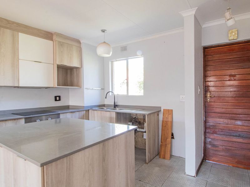 Modern Upstairs Apartment in Secure Boomed-Off Area – Safe, Stylish, and Convenient! - Photo 6