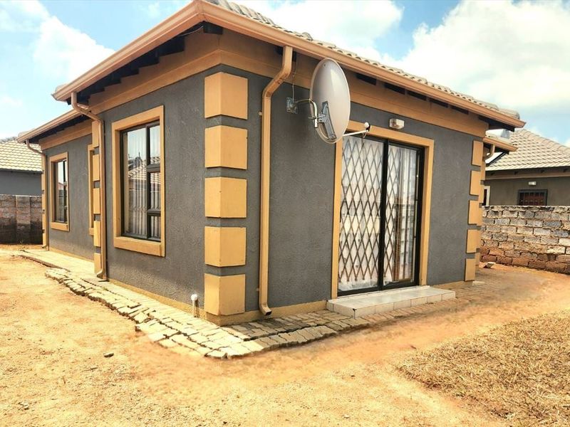 Spacious 3-Bedroom Home with Open Living Areas - Photo 3