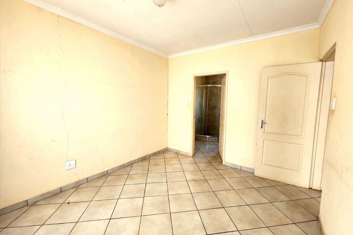 Spacious 3-Bedroom Home with Open Living Areas - Photo 2