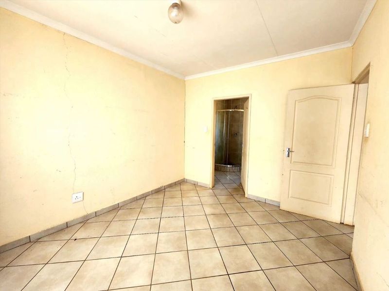 Spacious 3-Bedroom Home with Open Living Areas - Photo 2