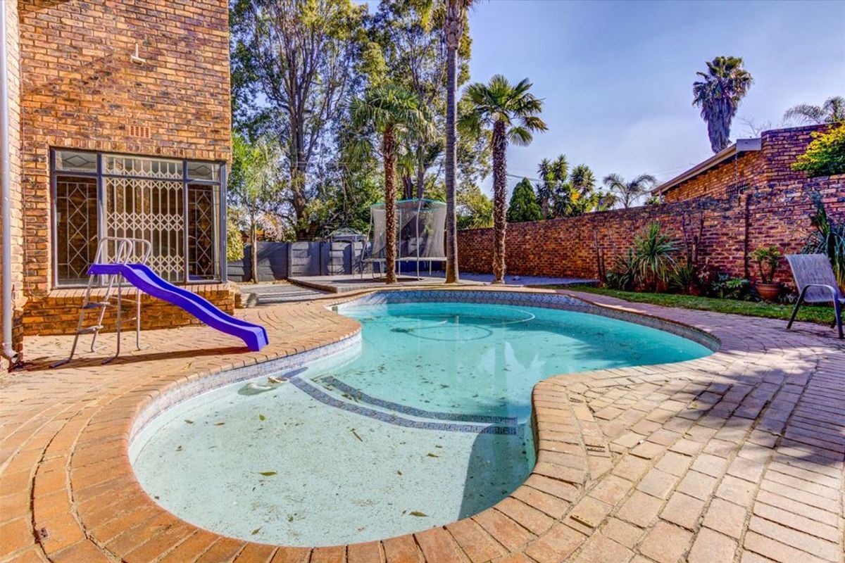 Spacious 4-Bedroom Family Home with Pool and Multiple Garages - Photo 3