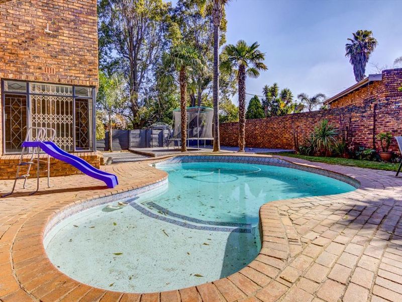 Spacious 4-Bedroom Family Home with Pool and Multiple Garages - Photo 3