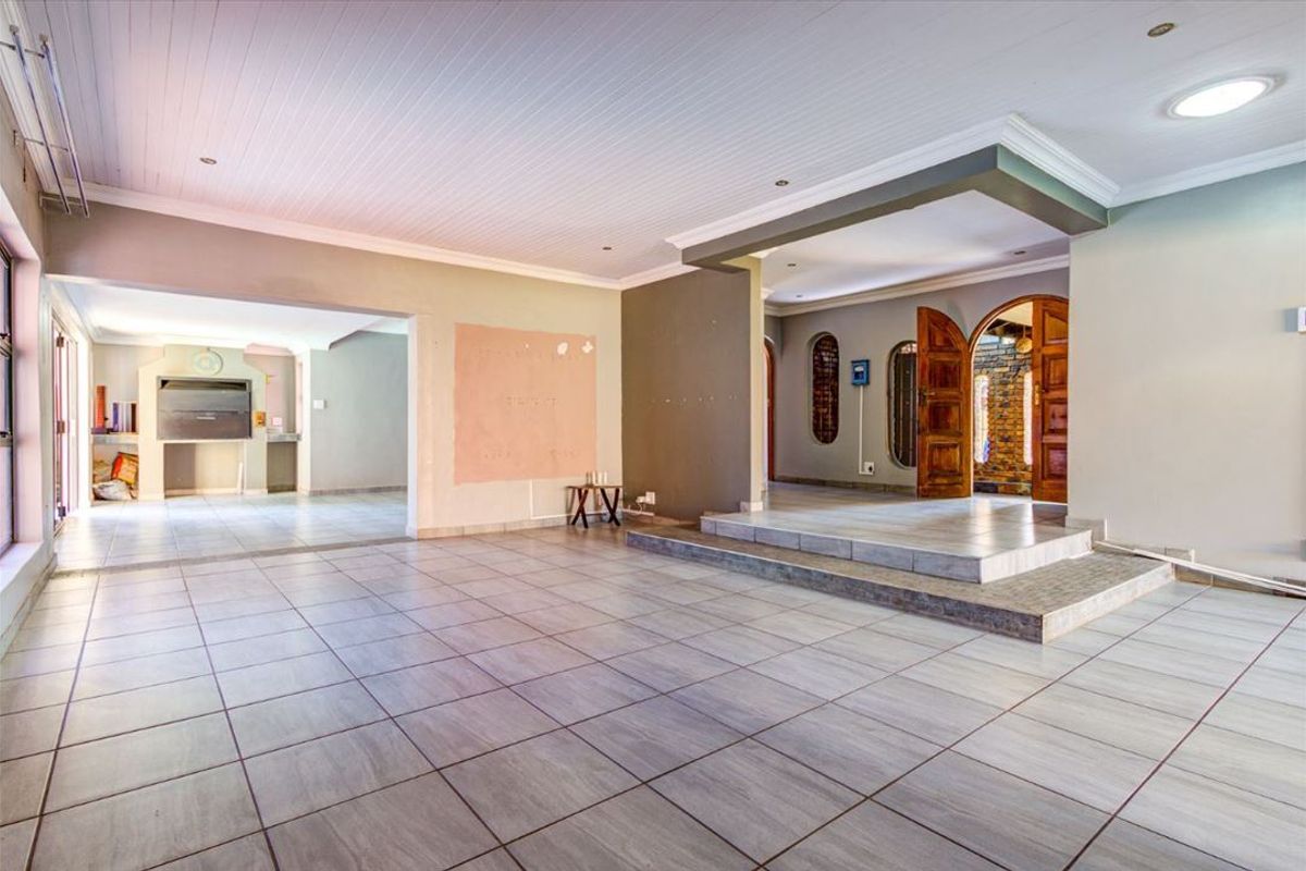 Spacious 4-Bedroom Family Home with Pool and Multiple Garages - Photo 2