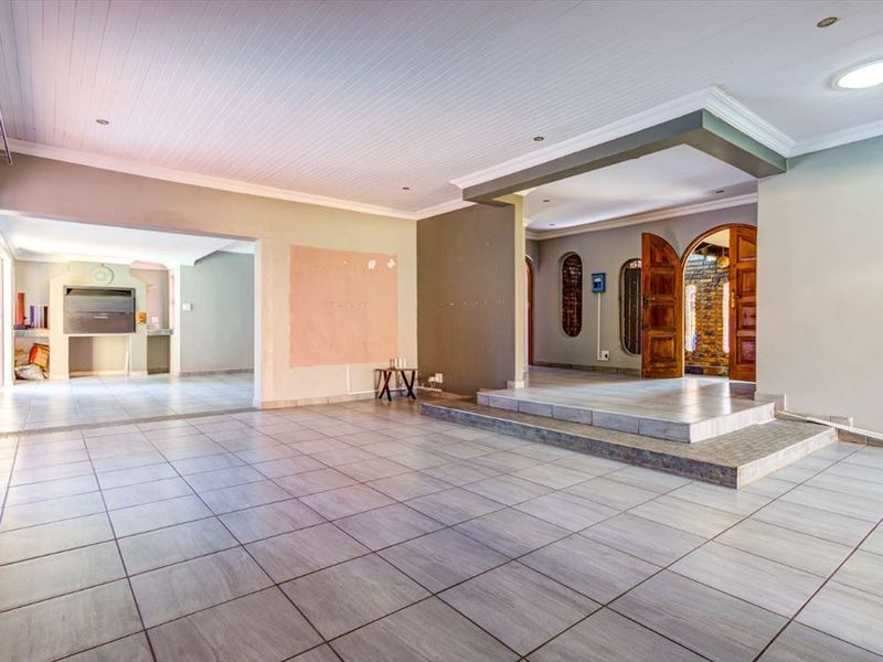 Spacious 4-Bedroom Family Home with Pool and Multiple Garages - Photo 2