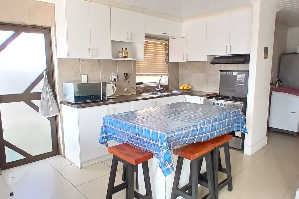 Three spacious bedrooms for sale - Photo 5