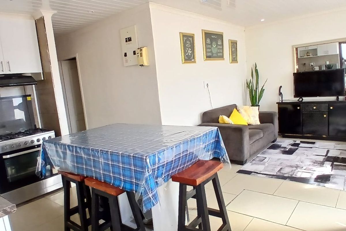 Three spacious bedrooms for sale - Photo 3