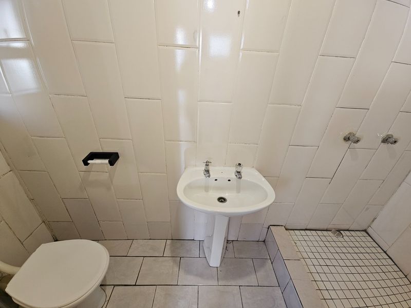 One bedroom separate entrance - Photo 5