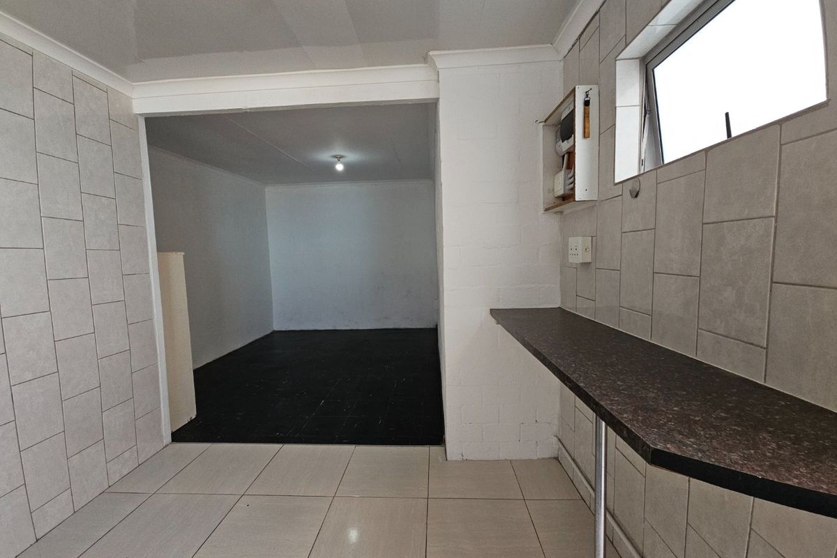 One bedroom separate entrance - Photo 4