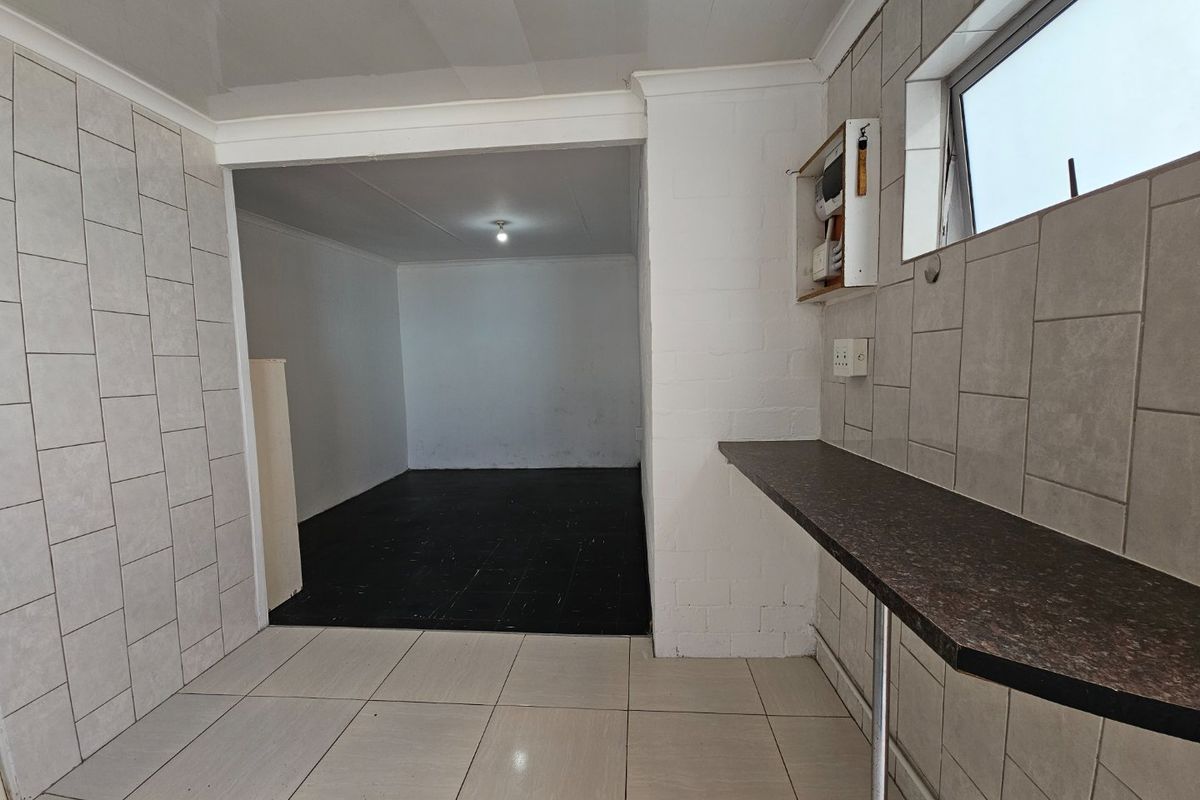 One bedroom separate entrance - Photo 2