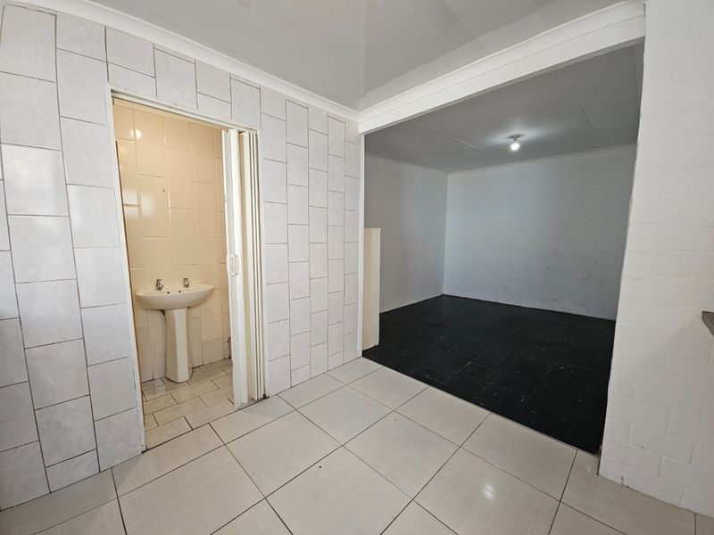 One bedroom separate entrance - Photo 3