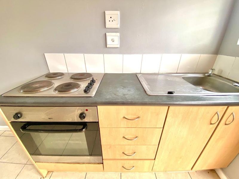 Neatly freshly maintained  two bedroom maisonette - Photo 5