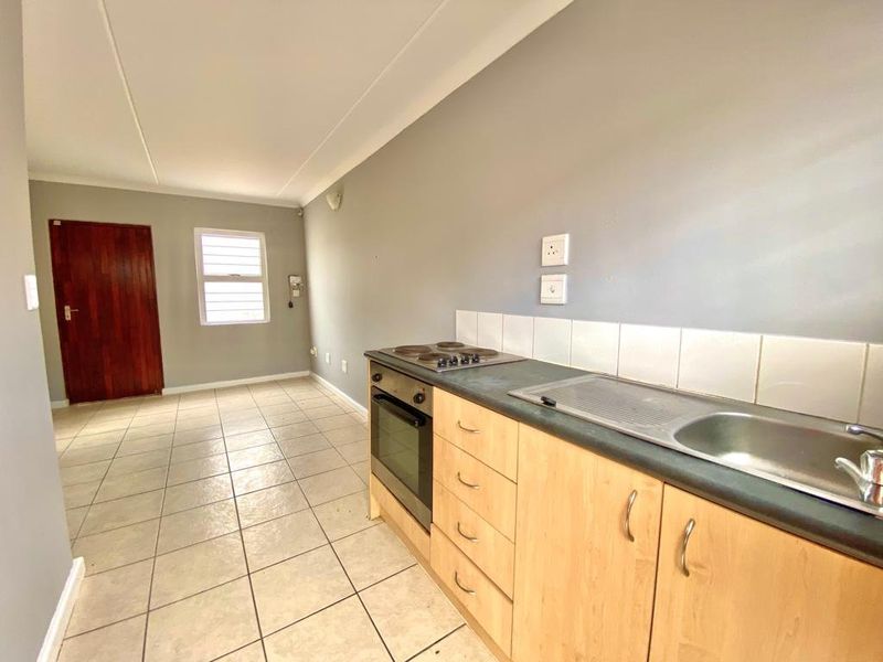 Neatly freshly maintained  two bedroom maisonette - Photo 4