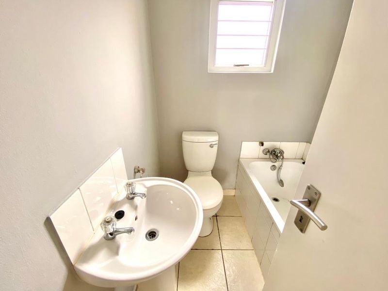 Neatly freshly maintained  two bedroom maisonette - Photo 7