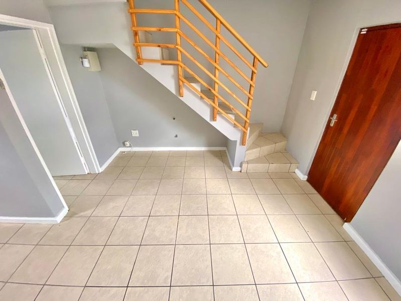 Neatly freshly maintained  two bedroom maisonette - Photo 6