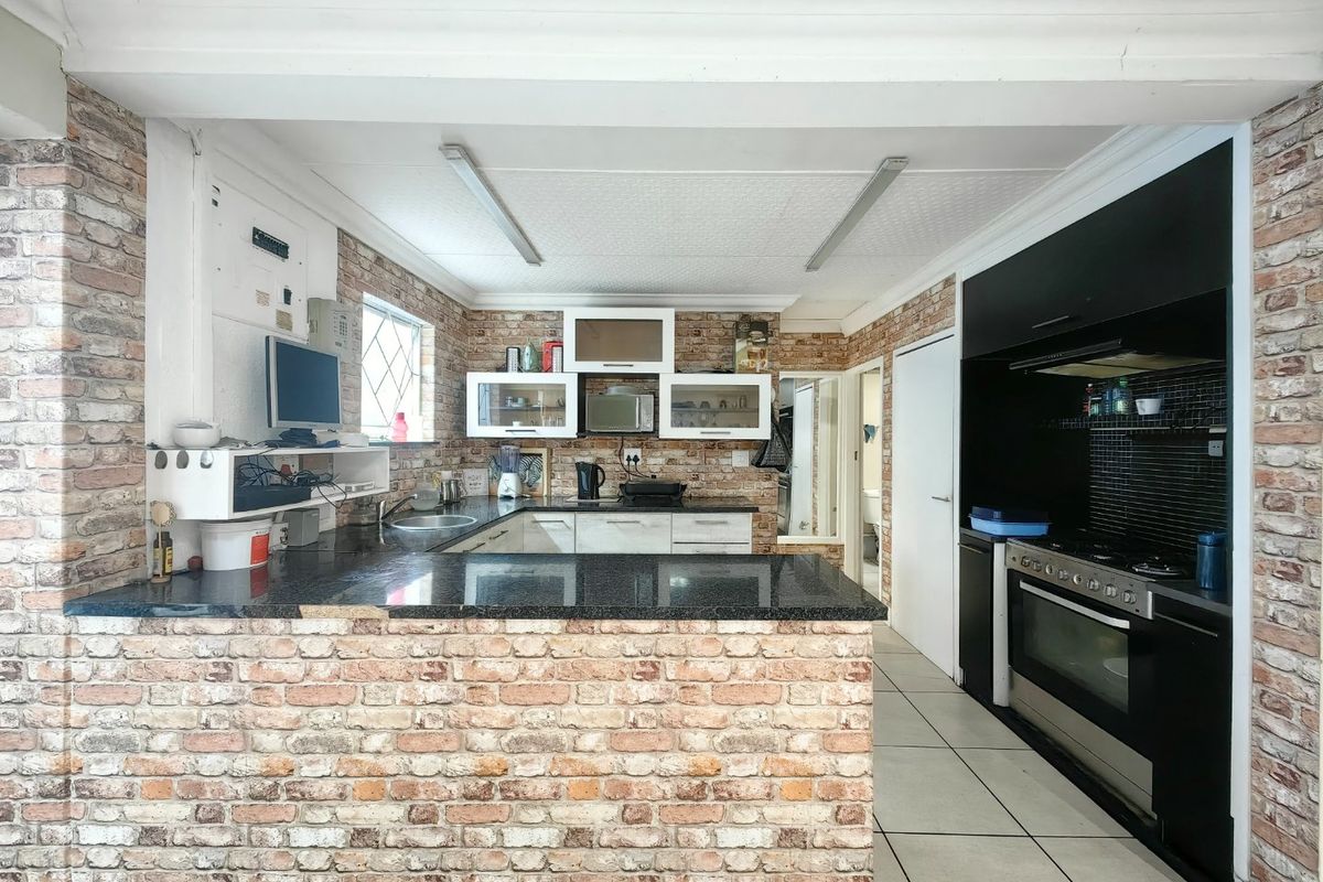 4 Bedroom Entertainers Dream in Prime Location! - Photo 4