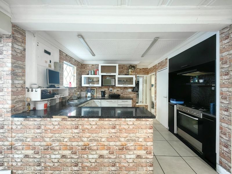 4 Bedroom Entertainers Dream in Prime Location! - Photo 4