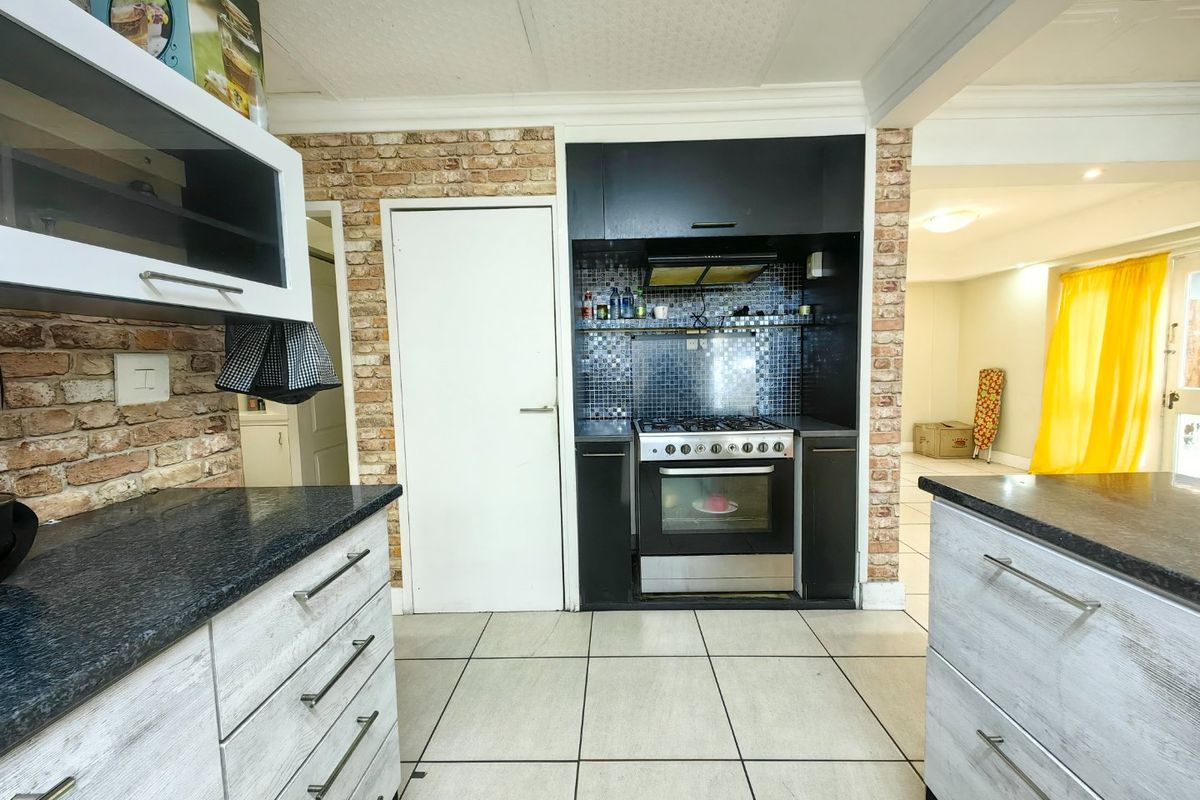 4 Bedroom Entertainers Dream in Prime Location! - Photo 3