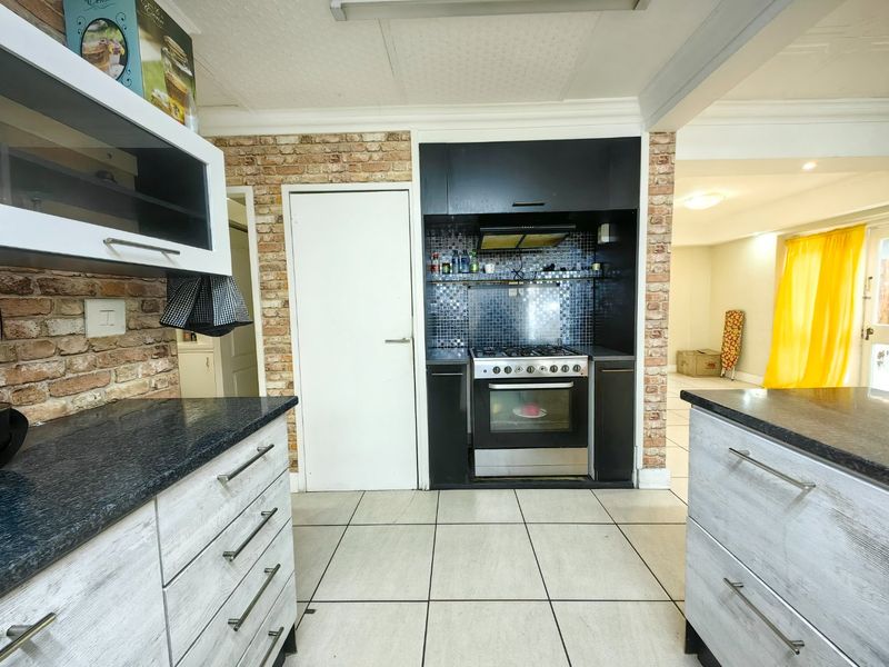 4 Bedroom Entertainers Dream in Prime Location! - Photo 3