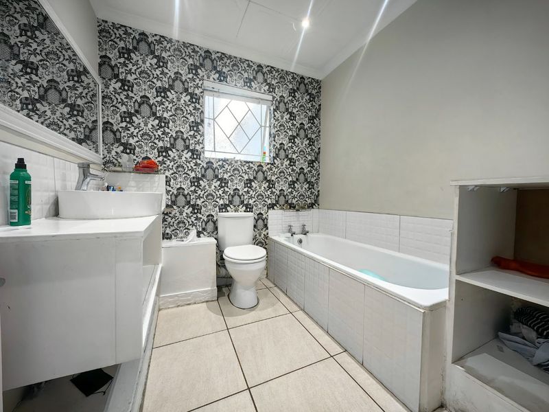 4 Bedroom Entertainers Dream in Prime Location! - Photo 7