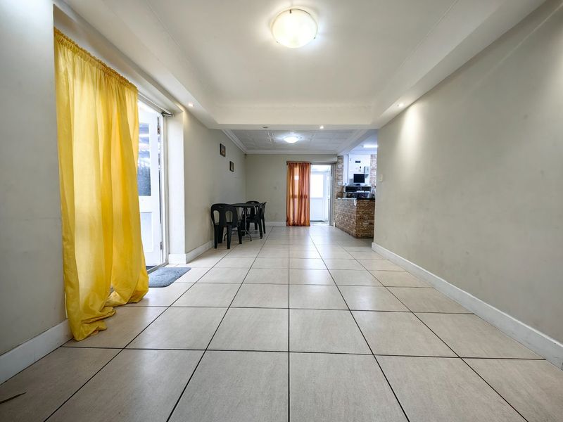 4 Bedroom Entertainers Dream in Prime Location! - Photo 6