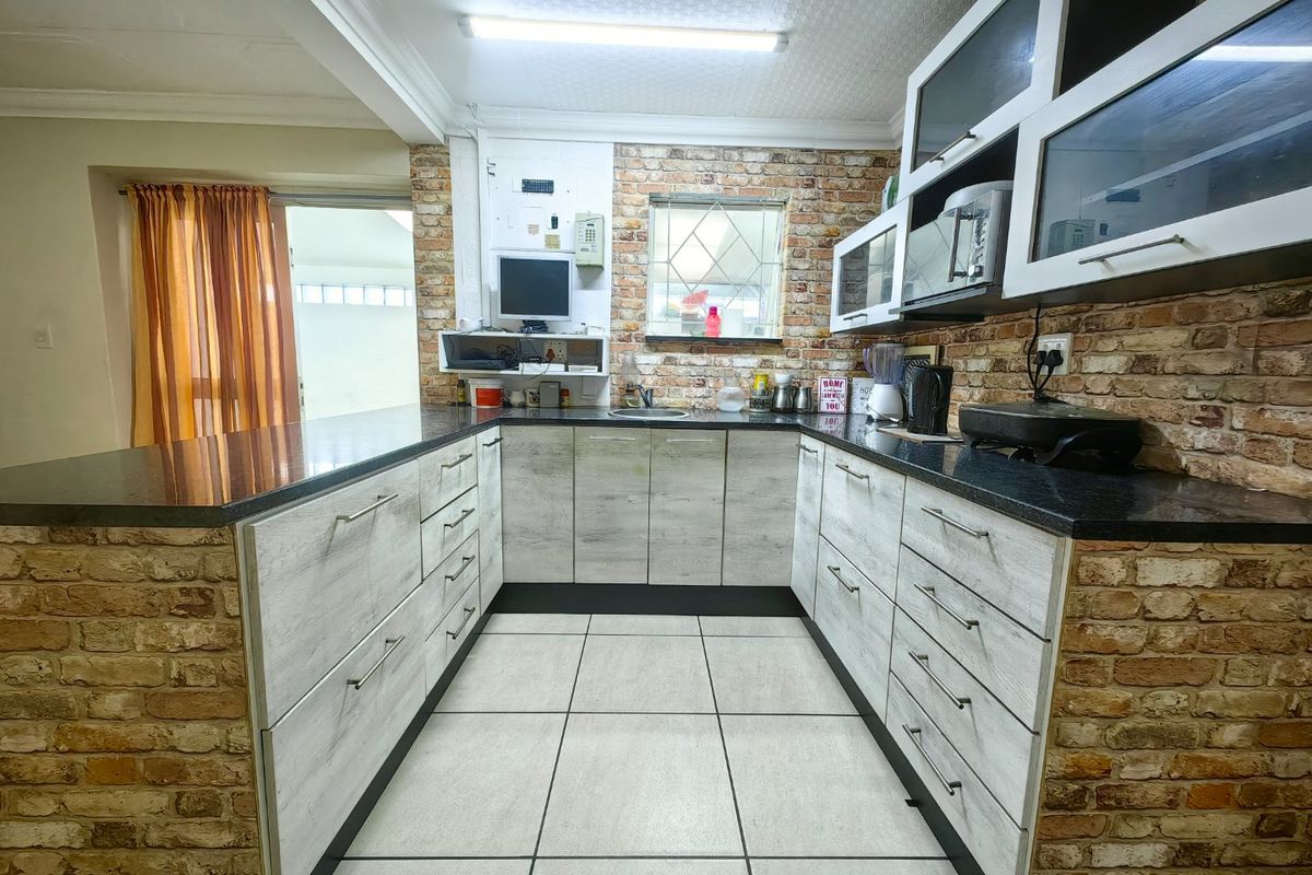 4 Bedroom Entertainers Dream in Prime Location! - Photo 2