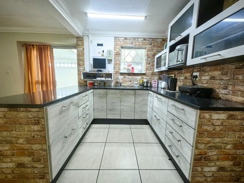 4 Bedroom Entertainers Dream in Prime Location! - Photo 2