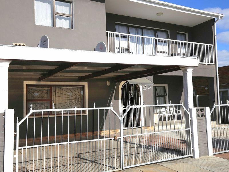 Double Storey House -11 Bedrooms with Granny Flat (8 Rooms with En-Suites)  - Photo 2