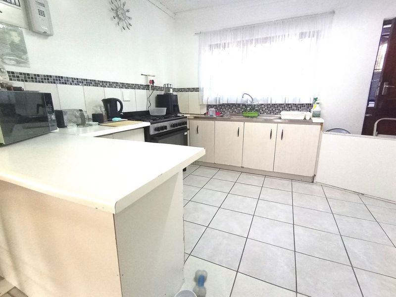 Double Storey House -11 Bedrooms with Granny Flat (8 Rooms with En-Suites)  - Photo 10