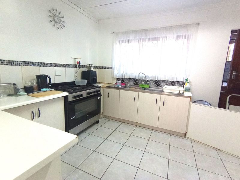 Double Storey House -11 Bedrooms with Granny Flat (8 Rooms with En-Suites)  - Photo 9