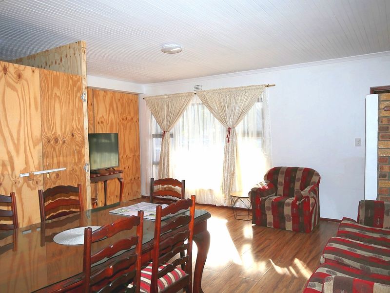 Double Storey House -11 Bedrooms with Granny Flat (8 Rooms with En-Suites)  - Photo 6