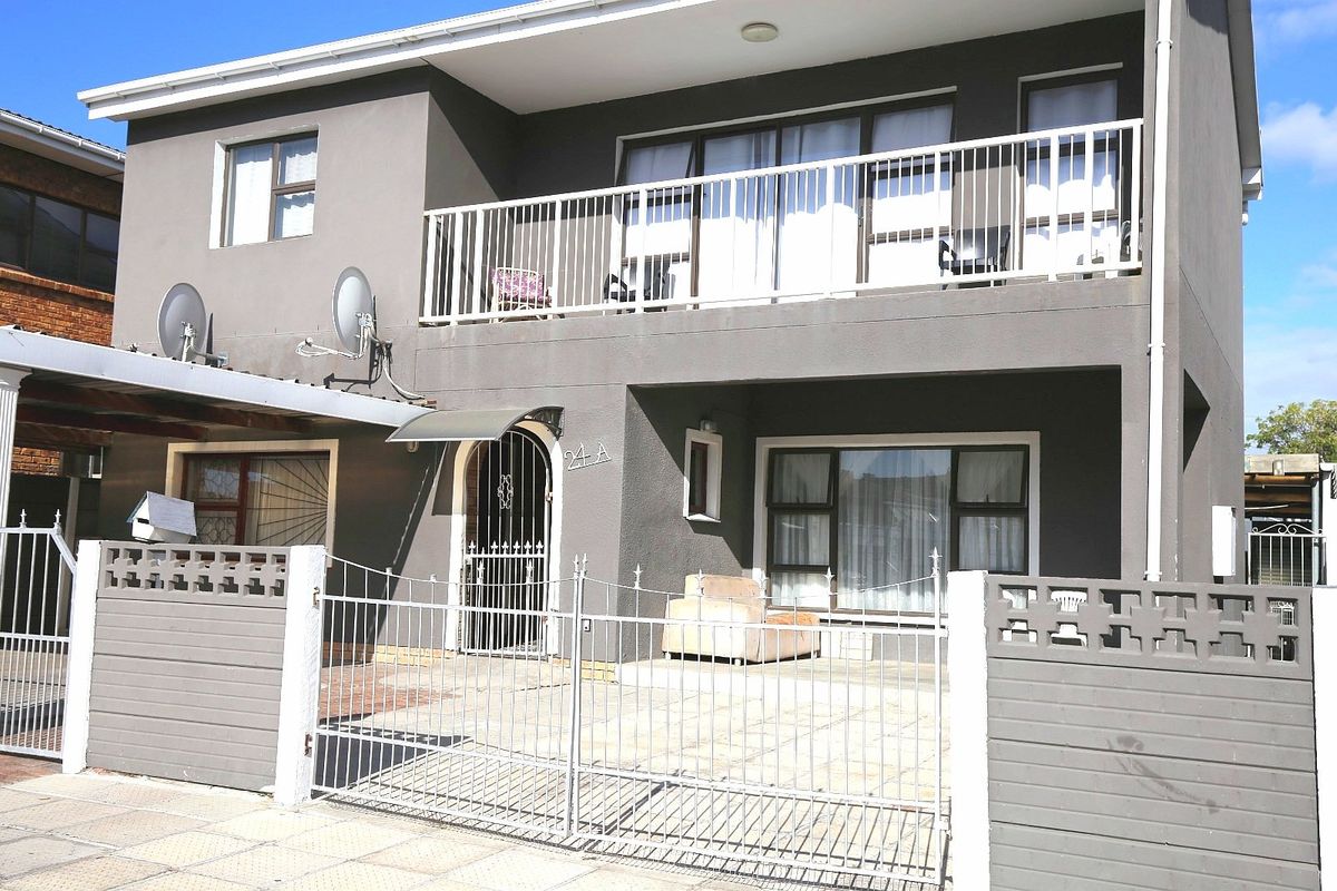 Double Storey House -11 Bedrooms with Granny Flat (8 Rooms with En-Suites)  - Photo 4