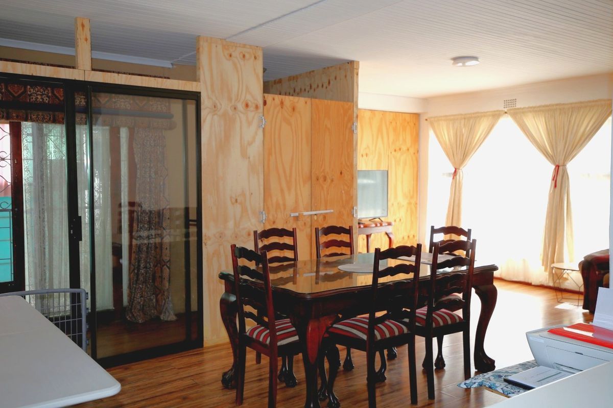 Double Storey House -11 Bedrooms with Granny Flat (8 Rooms with En-Suites)  - Photo 5