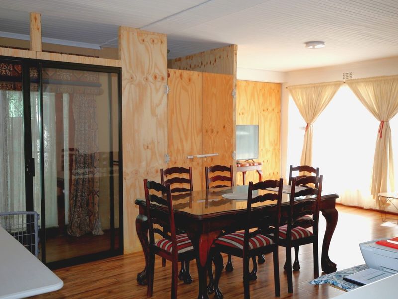 Double Storey House -11 Bedrooms with Granny Flat (8 Rooms with En-Suites)  - Photo 5