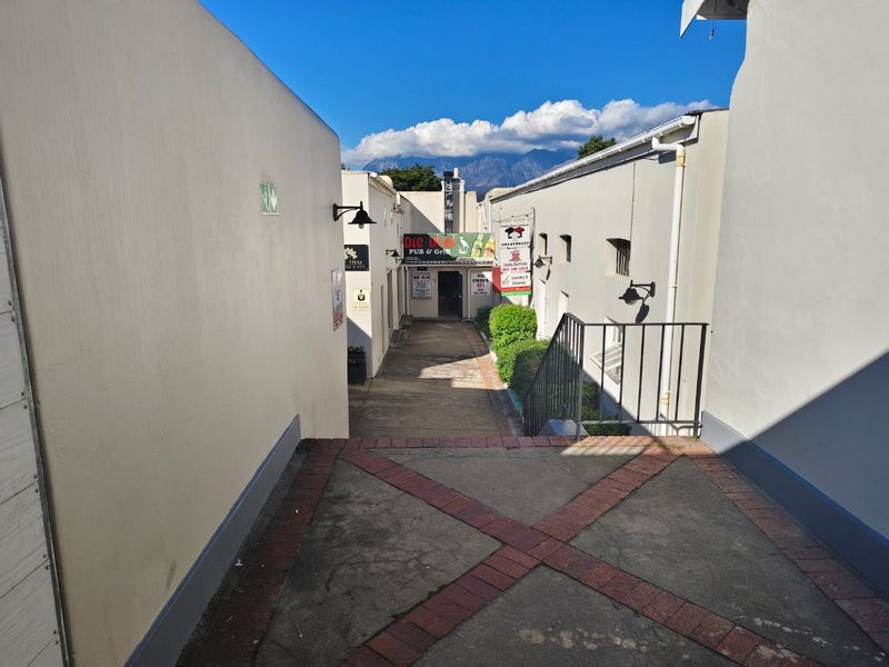 Unveil Paarl's hidden gem in the main road of the Hoog-en-Droog suburb  - Photo 10