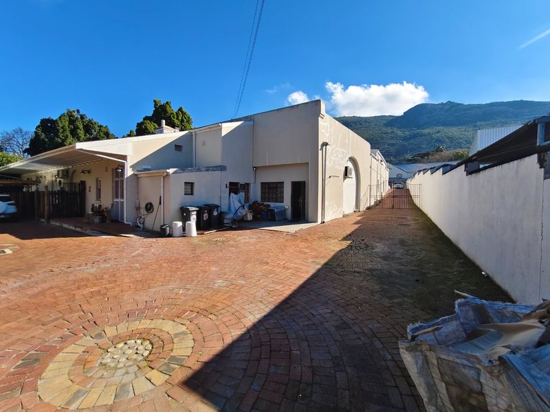 Unveil Paarl's hidden gem in the main road of the Hoog-en-Droog suburb  - Photo 9