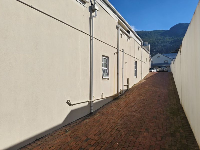 Unveil Paarl's hidden gem in the main road of the Hoog-en-Droog suburb  - Photo 5