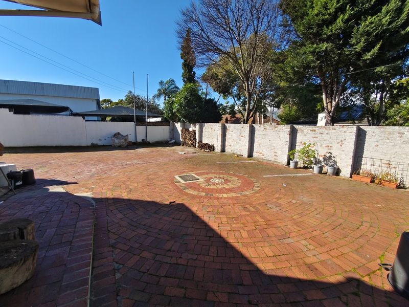 Unveil Paarl's hidden gem in the main road of the Hoog-en-Droog suburb  - Photo 8