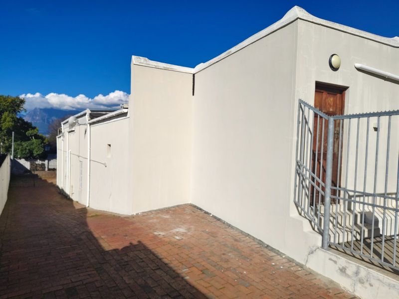 Unveil Paarl's hidden gem in the main road of the Hoog-en-Droog suburb  - Photo 4