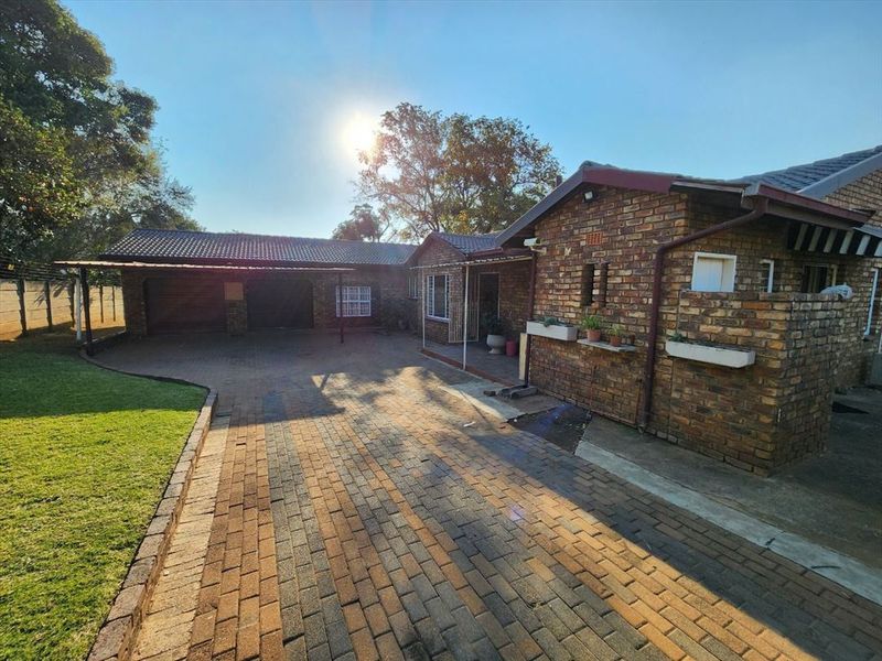 Spacious and Versatile Family Home - Photo 2