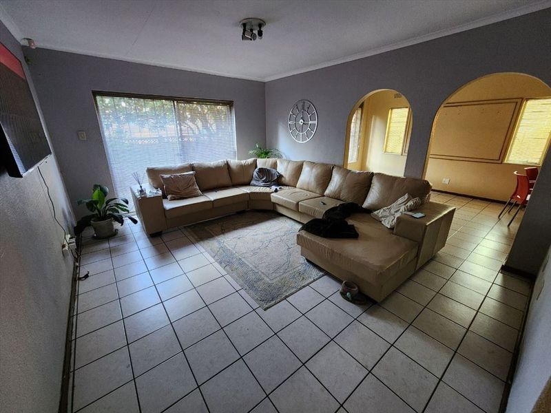 Spacious and Versatile Family Home - Photo 3