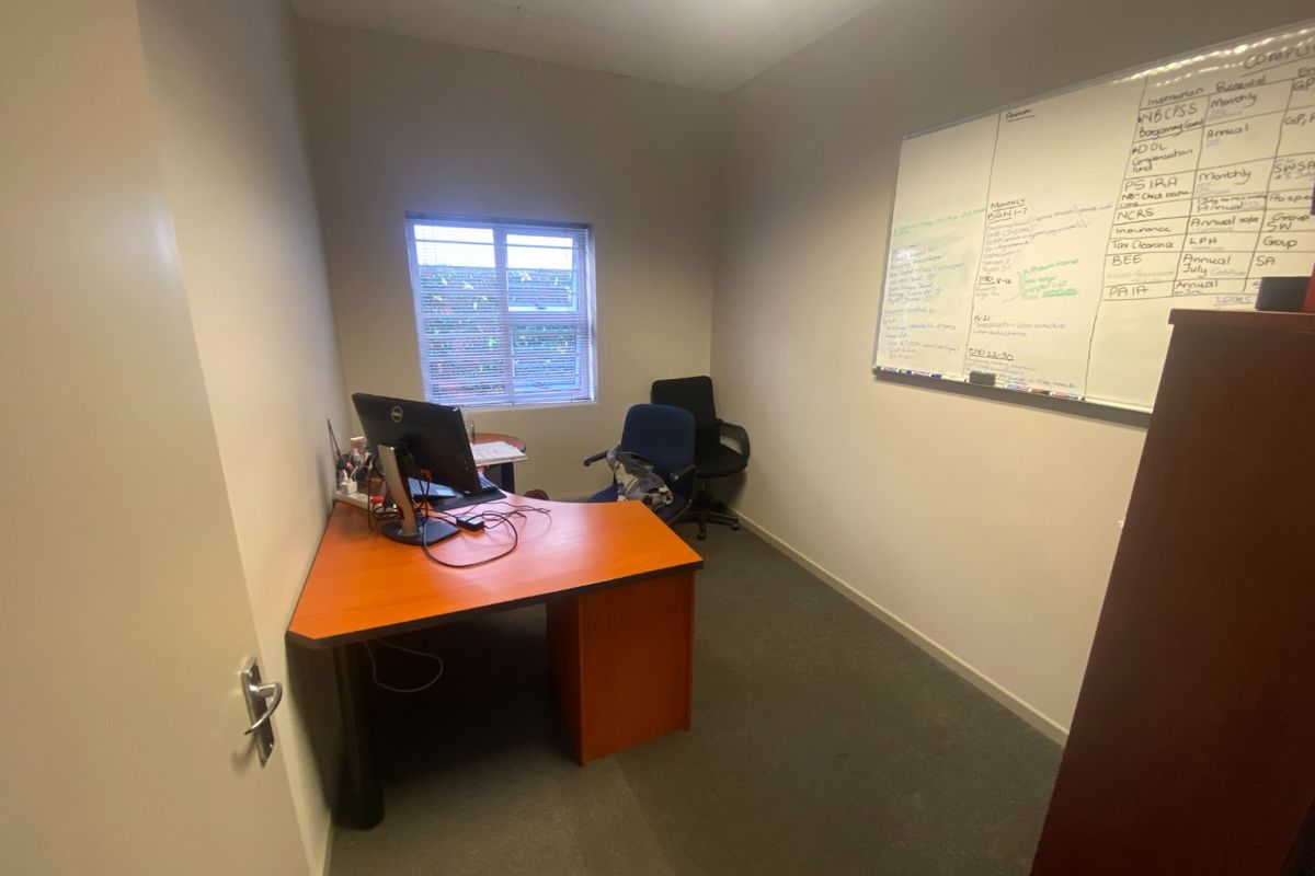 196m2 Commercial space to let  - Photo 5